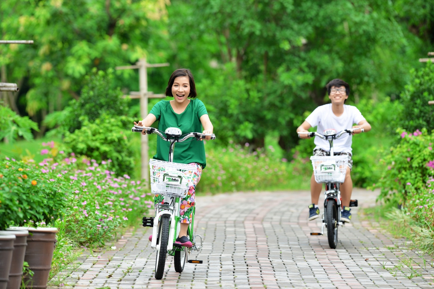 
	
	Hai mẹ con Mỹ Linh và Anh Duy thường chạy xe đạp điện dạo chơi công viên dịp cuối tuần.